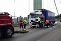 Schwerer LKW VU PKlemm A 4 Rich Olpe auf der Rodenkirchener Bruecke P324